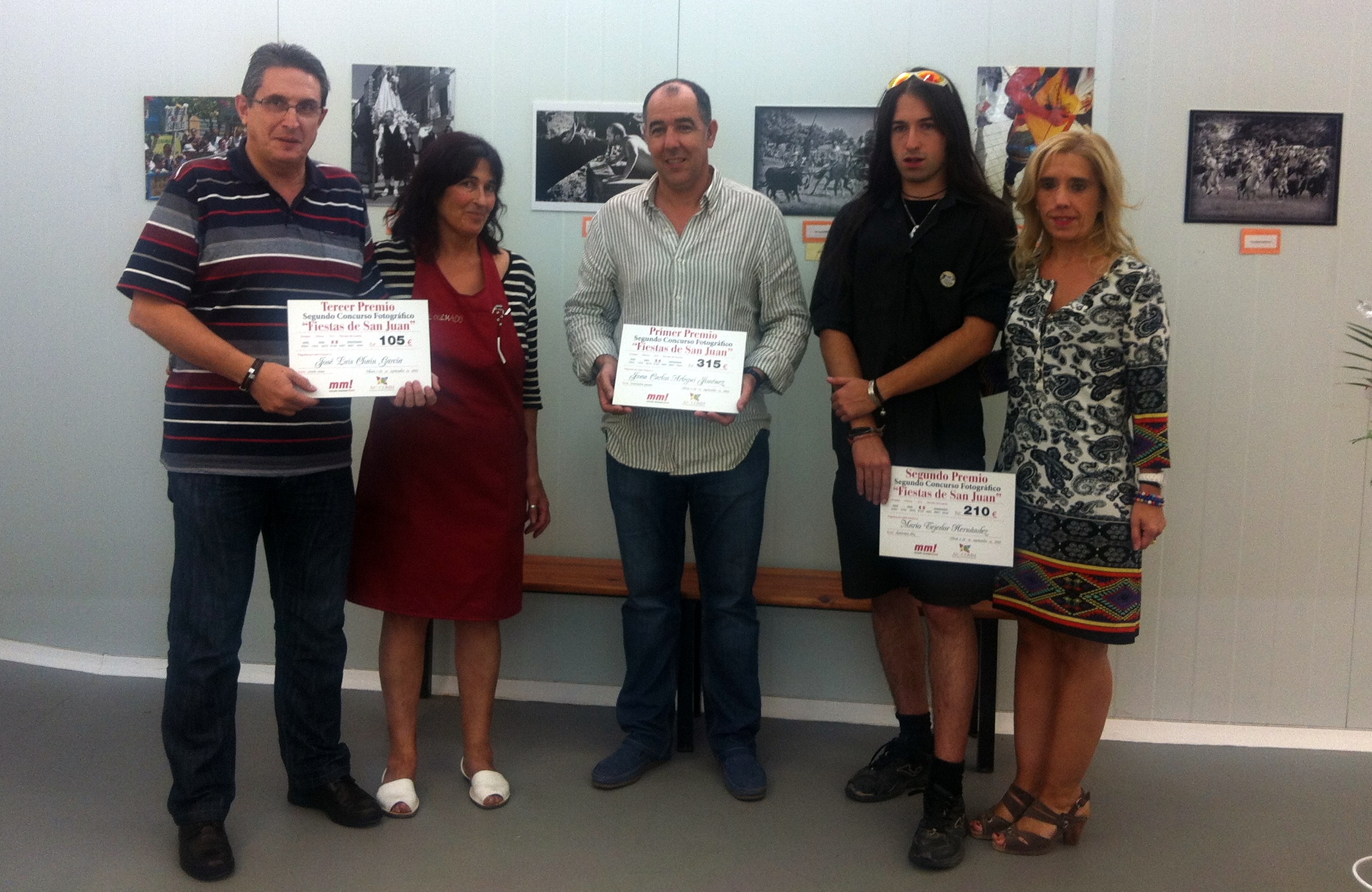 Juan Carlos Arlegui recibe el premio como ganador del Concurso Fotográfico del Mercado por su foto 'El Beso'